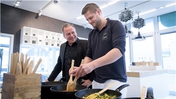 Frosta-Marketingvorstand Hinnerk Ehlers (links) und Produktentwickler Daniel Albers sind zufrieden mit dem Ergebnis der monatelangen Tüftelei an dem veganen Fisch.