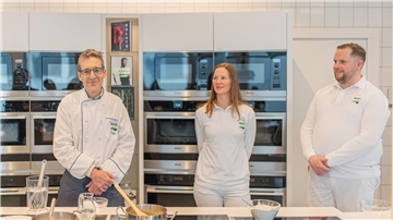 Frosta-Vorstandsvorsitzender Felix Ahlers steht selbst hinter dem Herd. Nena Knopp und Jasper Faßhauer übertragen die Rezepte auf die Großproduktion.