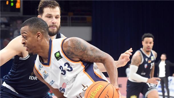 Früh in der Saison verstärkten sich die Eisbären mit Nick Hornsby (rechts) und Spielmacher Aaron Cook. Auf weitere Kaderveränderungen verzichtete der Tabellenelfte aus Bremerhaven.