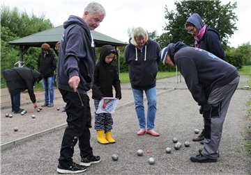 Menschen beim Boule-Spiel in Burhave