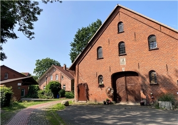 Früher war Schiffdorf ein Bauerndorf. An manchen Stellen im alten Ortskern wie hier am Weg „An der alten Martinskirche“ kann man das heute noch gut erkennen.