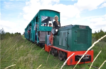 Früher wurden im Ahlenmoor mit der Moorbahn Torfsoden transportiert, heute sind es Touristen, die sich für die einzigartige Natur interessieren.