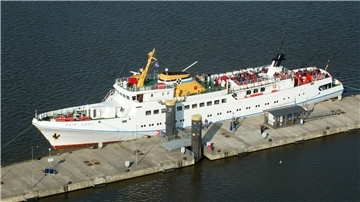 Ein Seebäderschiff  in Bremerhaven. Frühes Aus für einen bewährte Helgoland-Verbindung: Das Seebäderschiff „Fair Lady“ liegt aktuell mit technischem Defekt in der Werft. Die Saison ab Bremerhaven endet damit unerwartet früh.