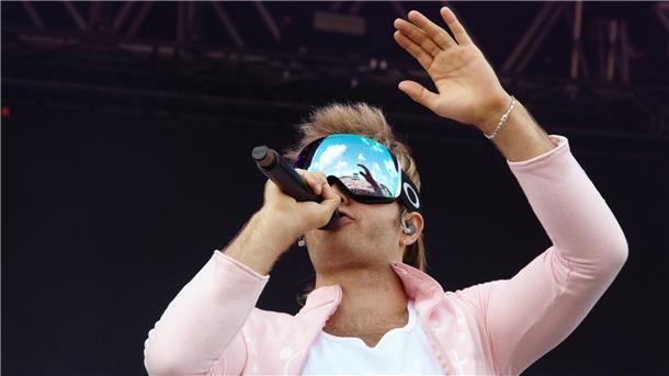 Deichbrand 2023: Magische Momente auf und vor den BÜHNEN (Fotos) "Frühsport" um 13 Uhr mit Rapper Ski Aggu am Freitagmittag auf der Waterstage.