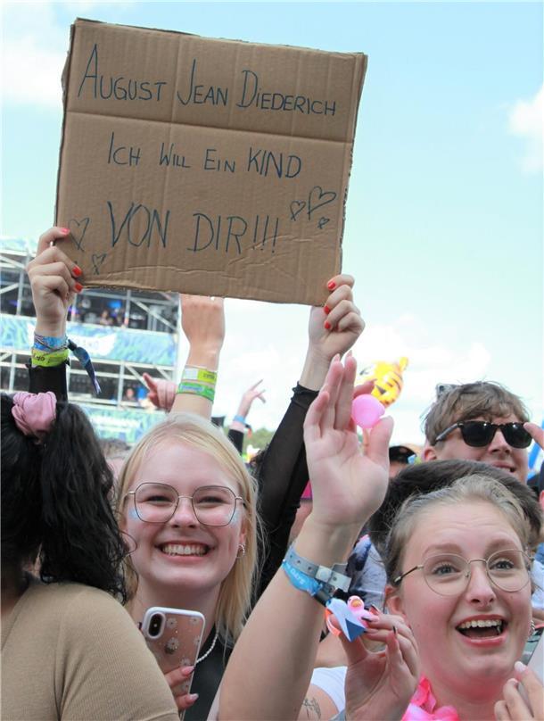Deichbrand 2023: Magische Momente auf und vor den BÜHNEN (Fotos) „Frühsport“ um 13 Uhr mit Rapper Ski Aggu am Freitagmittag auf der Waterstage.