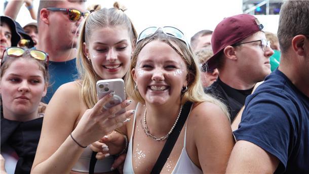 Deichbrand 2023: Magische Momente auf und vor den BÜHNEN (Fotos) „Frühsport“ um 13 Uhr mit Rapper Ski Aggu am Freitagmittag auf der Waterstage.
