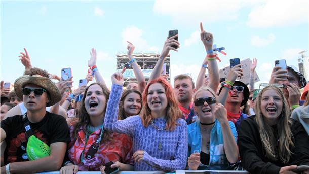 Deichbrand 2023: Magische Momente auf und vor den BÜHNEN (Fotos) „Frühsport“ um 13 Uhr mit Rapper Ski Aggu am Freitagmittag auf der Waterstage.