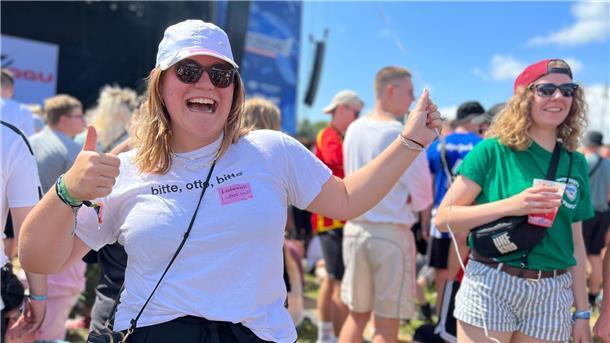 Deichbrand 2023: Magische Momente auf und vor den BÜHNEN (Fotos) „Frühsport“ um 13 Uhr mit Rapper Ski Aggu am Freitagmittag auf der Waterstage.