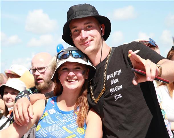 Deichbrand 2023: Magische Momente auf und vor den BÜHNEN (Fotos) „Frühsport“ um 13 Uhr mit Rapper Ski Aggu am Freitagmittag auf der Waterstage.