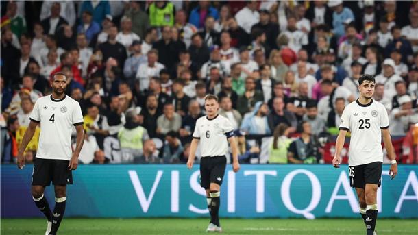 Nagelsmann duldet kein Larifari: „Müssen das Spiel nutzen“ Frust nach dem Portugal-Spiel: Der Neu-Münchner Jonathan Tag (l), Kapitän Joshua Kimmich (M) und Aleksandar Pavlovic (r).