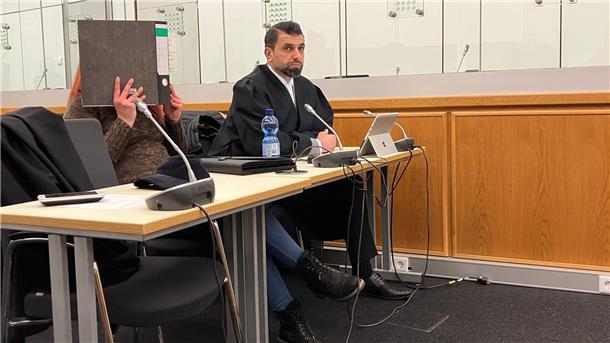 Fuat Yalti (rechts) wurde als neuer Pflichtverteidiger der Angeklagten bestellt.