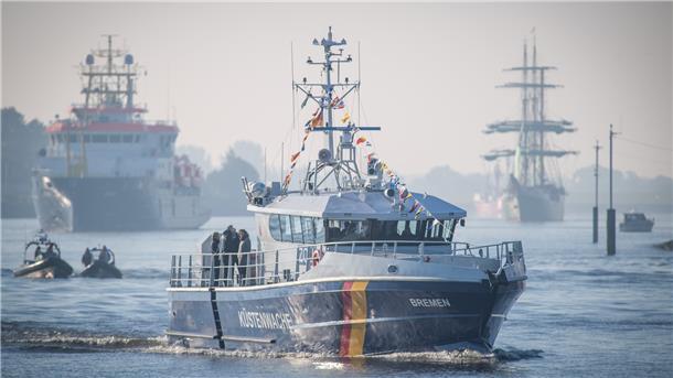 Führte die Parade oft an: Das Küstenwachboot "Bremen".