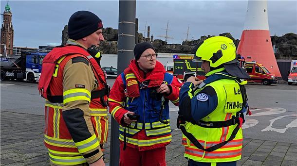 Feuerwehr Bremerhaven testet Rettungseinsatz in der Weser Führungskräfte der Feuerwehr, DLRG und THW besprechen sich