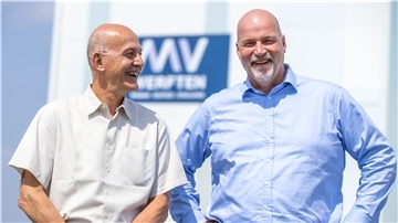 Führungswechsel bei den MV-Werften: Finanzchef Carsten Haake (rechts) löst Peter Fetten als Geschäftsführer ab.