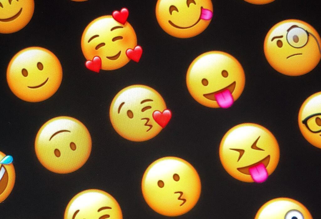 Fülle von Möglichkeiten: Emojis auf einem Smartphone (Archivbild)