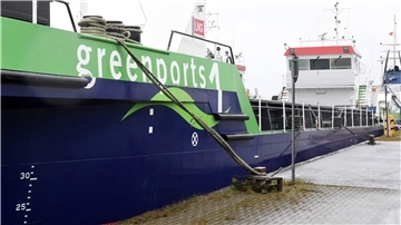 Fünf Jahre nach dem Stapellauf noch immer nicht in Betrieb: Die Klappschute „Greenports 1“, die Hafenschlick zur Deponie fahren soll.