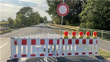 Fünf rote Laternen und das „Durchfahrt verboten“-Schild bedeuten: Hier ist Endstation. Die Sperrung der Landesstraße zwischen Brückenhof und Langwarden wird sich am Samstag aber wieder erledigt haben.