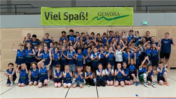 Junge Basketballer posieren für die Kamera.