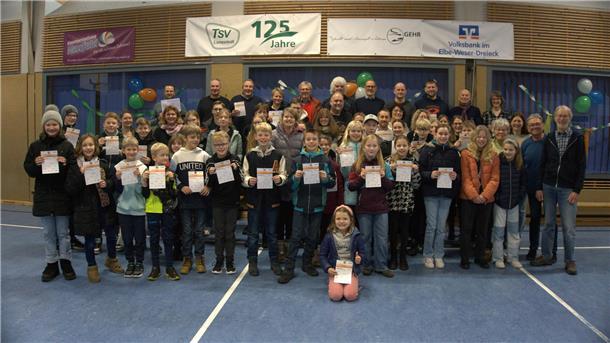 Für 87 Teilnehmer hat sich die Mühe gelohnt: Sie alle bekamen ihr Sportabzeichen in der Lunestedter Turnhalle. 
