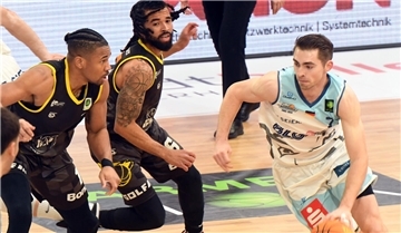 Für Adrian Breitlauch (rechts) und die Eisbären wäre es mit Blick auf die Playoffs wichtig, mal wieder eine Siegesserie zu starten.