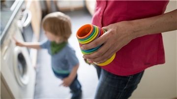 Eine alleinerziehende Mutter mit ihrem kleinen Kind in der Küche