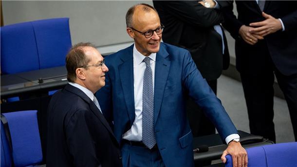 Bundesrat befürwortet Aussetzung des Familiennachzugs Für Bundesinnenminister Alexander Dobrindt (CSU) ist die Aussetzung des Familiennachzugs ein wichtiger Baustein der neuen Migrationspolitik. (Archivfoto)