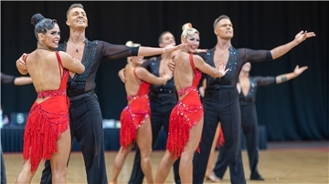TSG Bremerhaven tanzt mit Teamgeist aufs Treppchen Für Claudia Zwanzig und Joey Jaismann (links) war es der erste Turniereinsatz mit „Time Machine“.
