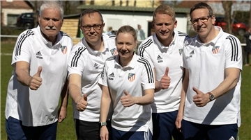 Für das Frauen-Team des FC Geestland haben (von links) Wolfgang Slowik, Jörg Schröder, Jasmin Hildebrandt, Joshua von Glahn und Erik Wittpenn die Weichen für die kommende Saison in der Oberliga Niedersachsen gestellt.