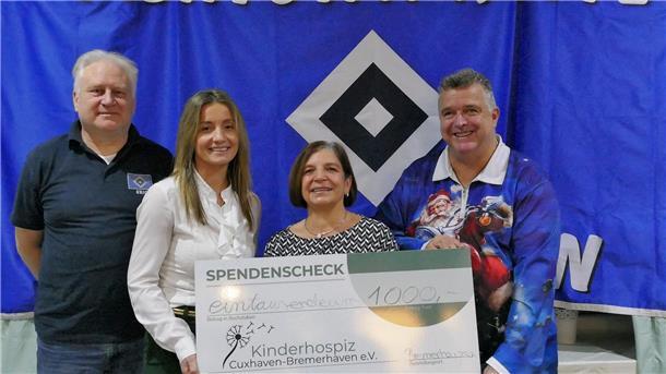 Bremerhavener HSV-Fans stehen unerschütterlich zu ihrem Club Für das Kinderhospiz Cuxhaven-Bremerhaven sammelten die Mitglieder 1.000 Euro. Das Foto zeigt die Scheckübergabe mit (von links) Eric Eberlein, Azize Subasic, Andrea Herzberg und Torsten Benecken.
