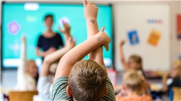 Ein Junge sitzt am ersten Schultag nach den Sommerferien in seinem Klassenraum in der Schiebell-Grundschule Drebkau im Spree-Neiße-Kreis.