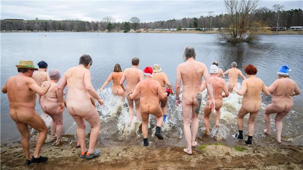 Alljährliches Anbaden fällt vielerorts ins Wasser Für das Neujahrs-Nackt-Schwimmen sprangen die Teilnehmer in den kalten Sonnensee.