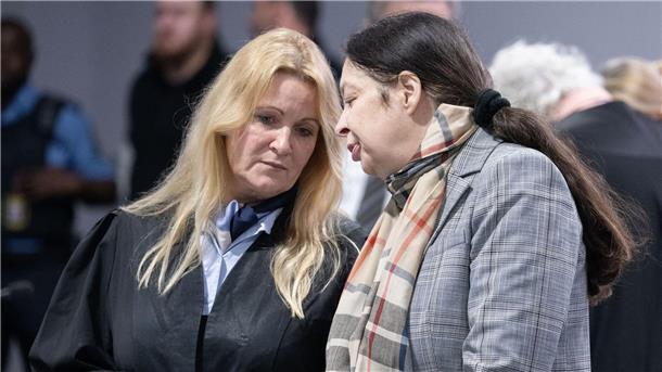 Zweiter „Reichsbürger“-Prozess um Umsturzpläne hat begonnen Für das Ressort Justiz hätte laut der Anklage die ehemalige Berliner Richterin und frühere AfD-Bundestagsabgeordnete Birgit Malsack-Winkemann (r) zuständig sein sollen.