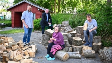 Für das Umbauprojekt legen sich Betreuer und Bewohner der Albert-Schweitzer Wohnen und Leben GmbH ins Zeug (v. li.): Nils Brünjes, Helge Treiber, Klaas Schwebe und Swantje Künzel legen Hand an den künftigen Garten des neuen Wohnhauses Neuelandstraße.