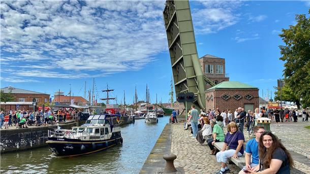 Maritime Tage (Update 36): Ein letzter Gruß an die schwimmenden Gäste Geöffnete Klappbrücke zwischen Neuem und Altem Hafen in Bremerhaven während der Maritimen Tagen 2023.