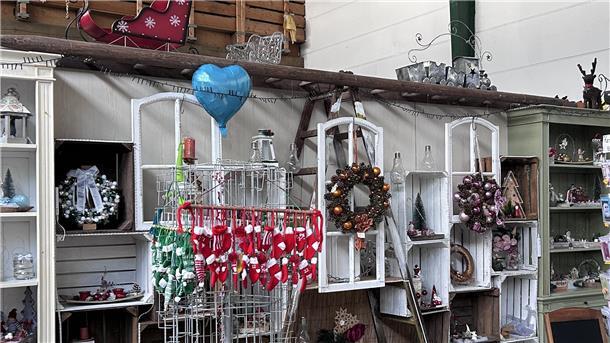 In einer Halle stehen diverse Schränke und Regale mit Weihnachtsschmuck und Weihnachtsdeko.