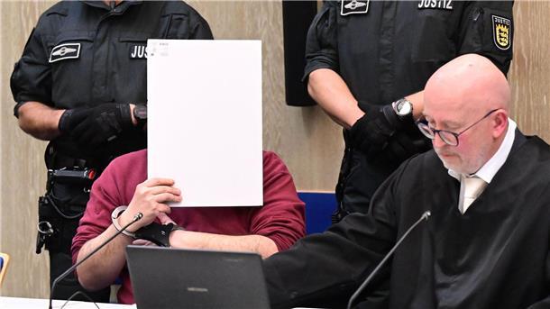 Prozess nach Todesfahrt: „Getrieben von starker Wut“ Für den Angeklagten las sein Verteidiger Uwe Kosmala eine Erklärung vor.