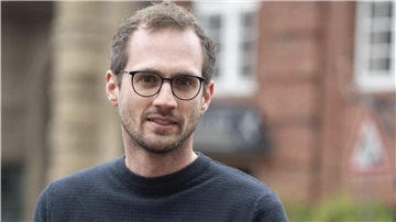 Für den Bundestagswahlkampf lässt sich Joachim Fuchs (Bündnis 90/Die Grünen) vor dem Rathaus in Buxtehude fotografieren.