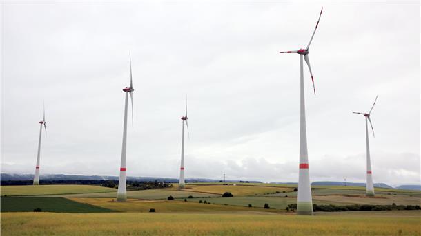 Für den deutlich schnelleren Ausbau der Windenergienutzung an Land will der Bund den Ländern Vorgaben machen. In Niedersachsen sollen 2,2 Prozent der Landesfläche für Windräder reserviert werden – das entspricht auf Kreisebene einer Vervierfachung der aktuell mit Windrädern bestückten Areale.  
