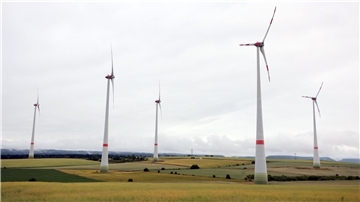 Für den deutlich schnelleren Ausbau der Windenergienutzung an Land will der Bund den Ländern Vorgaben machen. In Niedersachsen sollen 2,2 Prozent der Landesfläche für Windräder reserviert werden – das entspricht auf Kreisebene einer Vervierfachung der aktuell mit Windrädern bestückten Areale.  