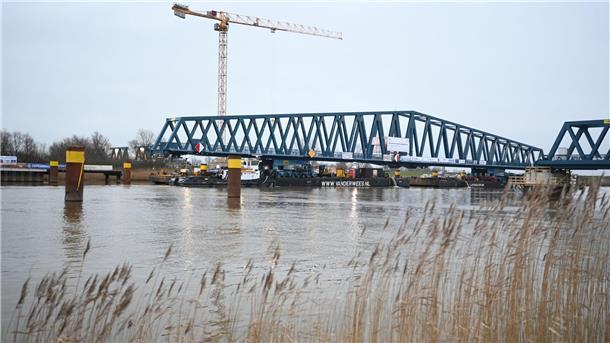 Drehbares Mittelteil für neue Friesenbrücke wird eingebaut Für den Einbau des großen Brückenteils muss die Ems aufgestaut werden.