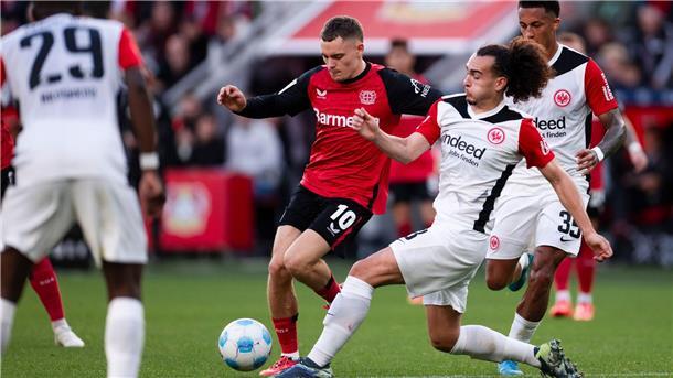 Für den Ex-Leverkusener Florian Wirtz (M) kommt es am Mittwoch zum Wiedersehen mit Eintracht Frankfurt um Arthur Theate (r). (Archivbild)