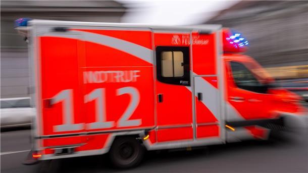 Arbeiter stirbt nach Gabelstapler-Unfall Für den Fahrer des Gabelstaplers kam jede Hilfe zu spät. (Symbolbild)