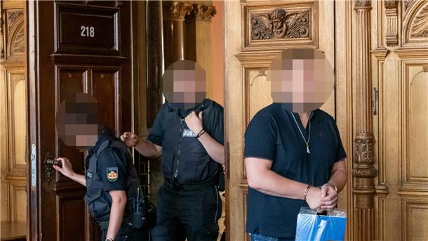 Der Angeklagte betritt den Gerichtssaal.