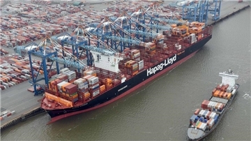 Luftaufnahme des NTB-Terminals in Bremerhaven mit dem Containerschiff „Berlin Express“ von Hapag-Lloyd am Kai und sechs Containerbrücken im Einsatz.