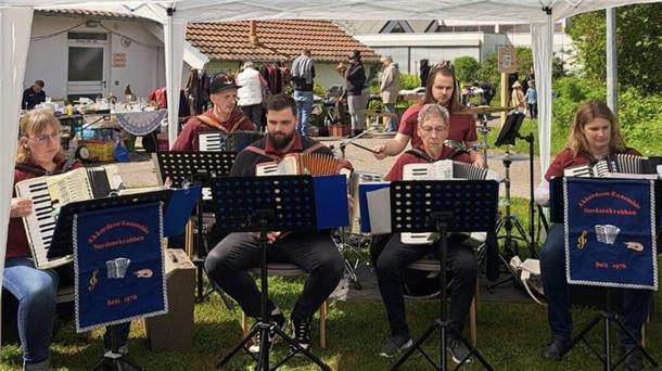 Eine Akkordeongruppe spielt bei einem Fest.