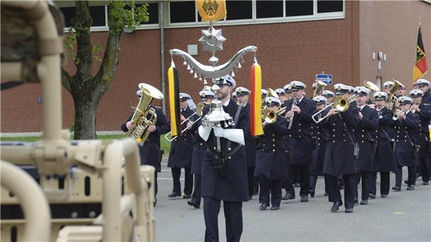 Inspekteur verleiht Seedorfer Fallschirmjägern das Fahnenband „Einsatz“ Für den musikalischen Rahmen sorgte das Marinemusikkorps.