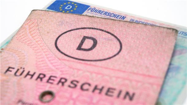 Führerscheintausch-Welle rollt durch das Cuxland: Das ist los in den Kommunen Ein alter liegt über einem neuen Führerschein