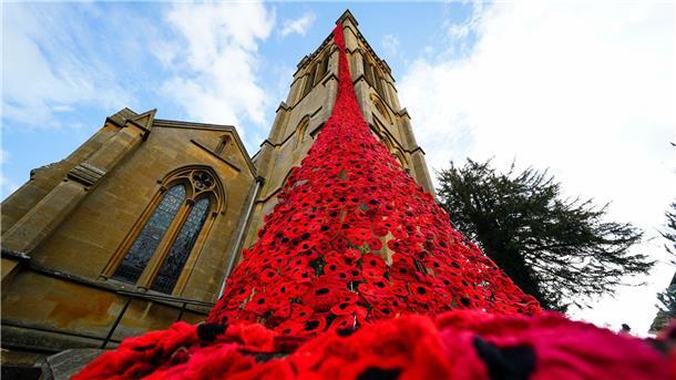 Für den Remembrance Day: Mohnblumeninstallation an der St. Michaels Kirche in Worcestershire.