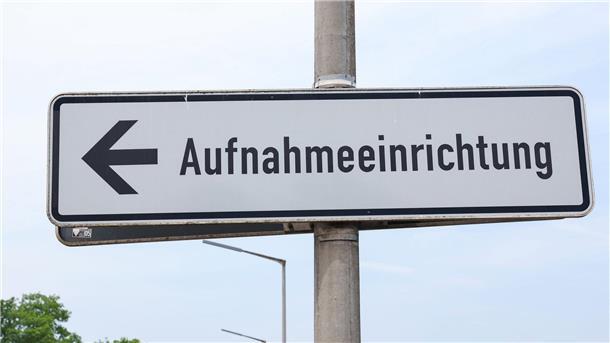 Deutlich weniger Asyl-Erstanträge im ersten Halbjahr Für den Rückgang der Asylbewerberzahlen gibt es eine Reihe von Gründen.