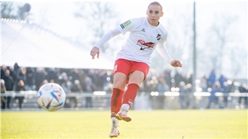 Eine Fußballerin beim Schuss